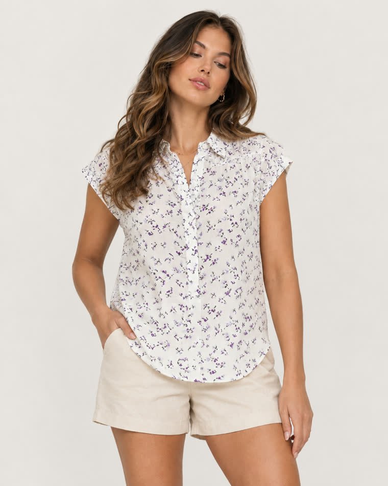 Detalle de la prenda Florcitas violeta sobre la modelo