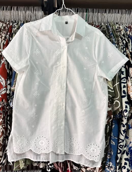 Broderie blanca fotografiada sobre el piso del depósito