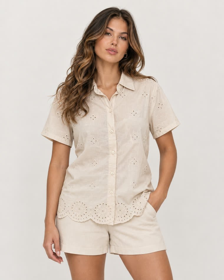 Detalle de la prenda Broderie crudo sobre la modelo
