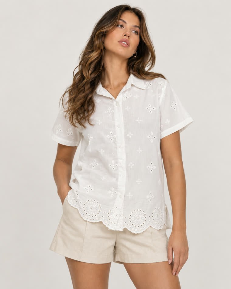 Detalle de la prenda Broderie blanca II sobre la modelo