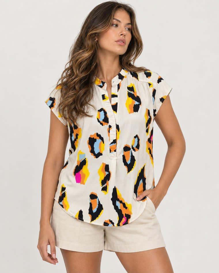 Detalle de la prenda Animal print multicolor sobre la modelo